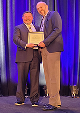 Claudio R. Nigg erhält die Urkunde für den Distinguished Mentor Award der Society of Behavioral Medicine überreicht.
