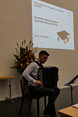 Dejan Škundrić spielt die Romanze in F Moll von Tschaikowski auf dem Akkordeon.