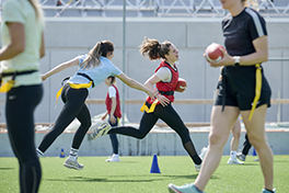 Rugby-Spielerinnen beim Spiel.