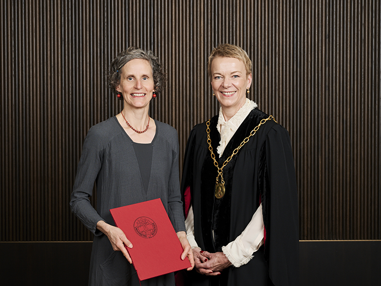 Andrea Schärli, Preisträgerin Preis der Seniorenuniversität für Alternsforschung und Virginia Richter, Rektorin Universität Bern. © Universität Bern, Bild: Manu Friederich