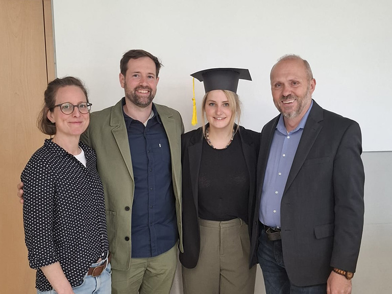 Cäcilia Zehnder mit Doktorenhut und den Gutachtern ihrer Dissertation.
