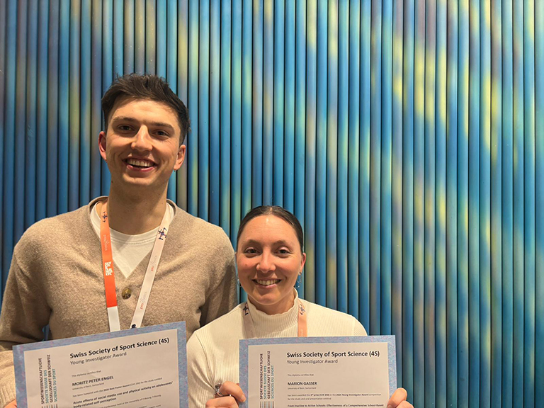 Moritz Engel and Marion Gasser with their diplomas for the prizes they won.