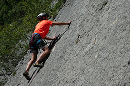 Ein Kletterer erklimmt eine Steilwand.
