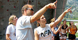 Zwei Personen besprechen die Boulderroute.