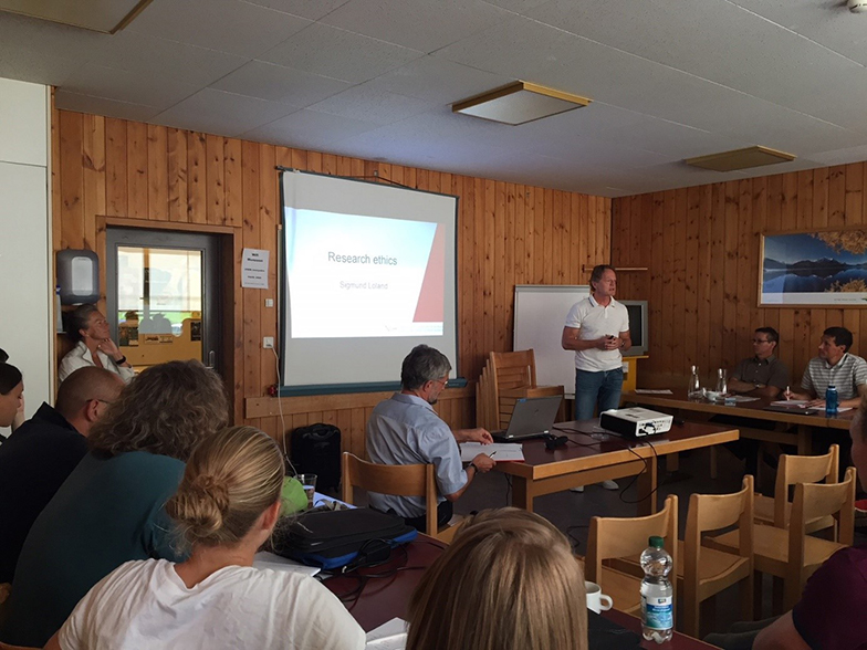 Präsentation von Prof. Loland von der Norwegian School of Sport Sciences über Ethik in der Sportwissenschaft.