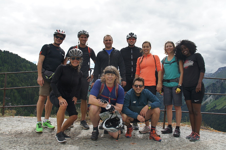 Die Teilnehmerinnen und Teilnehmer einer Mountainbiketour.