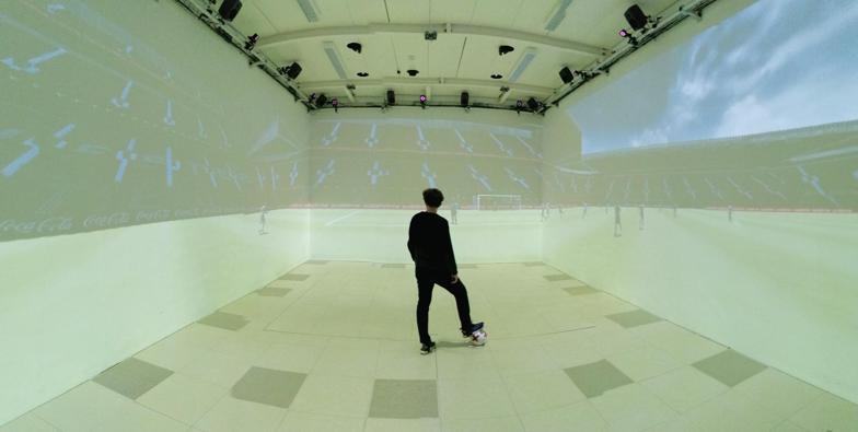 Ein Fussballer steht in einem Virtual Reality Forschungslabor.