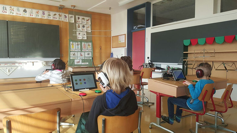 Messung der exekutiven Funktionen der Kinder mit einer tabletgestützten Aufgabe.