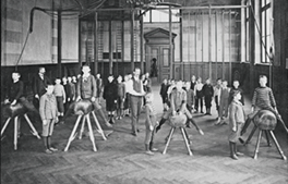 Turnstunde von Basler Gymnasiasten im Jahr 1897.