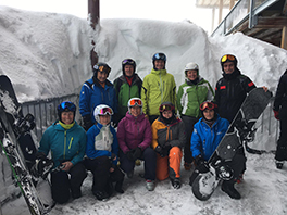 Gruppenfoto im Schnee.