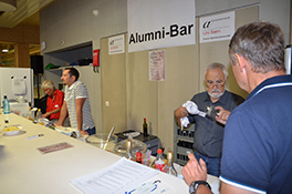 Personen bedienen an der Alumni-Bar.