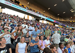 Mitglieder von Alumni Sporwissenschaft und andere Menschen im Publikum der Women's EURO 2025 am Spiel Italien - Spanien im Stadion Wankdorf.