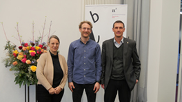 Elke Gramespacher und Siegfried Nagel überreichen VItus Furrer den SGS-Dissertationspreis 2023
