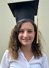 Sofia Anzeneder mit Doktorenhut.