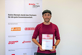 Marc Gürber mit dem Diplom für den 3. Rang für sein Poster.