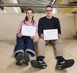 Die Gewinnerin, Lauren Amor, und der Gewinner, Dominik Ambühl, des Alumni-Preises 2025 posieren mit ihrer Auszeichnung.