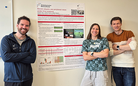 Božo Vukojević, Svitlana Pinchuk und Christian Vater stehen vor ihrem prämierten Poster.