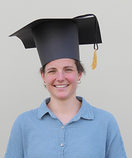 Porträt von Sarah Piller mit Doktorenhut.