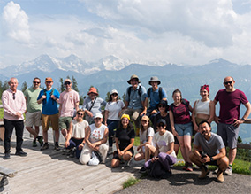 Die Teilnehmenden der TReND Summerschool vor Alpenpanorama.